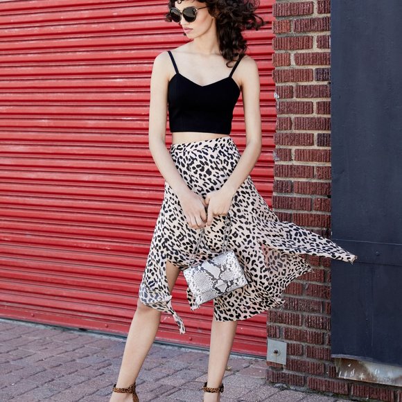 Alice + Olivia Athena Leopard Print Midi Skirt - Picture 3 of 4